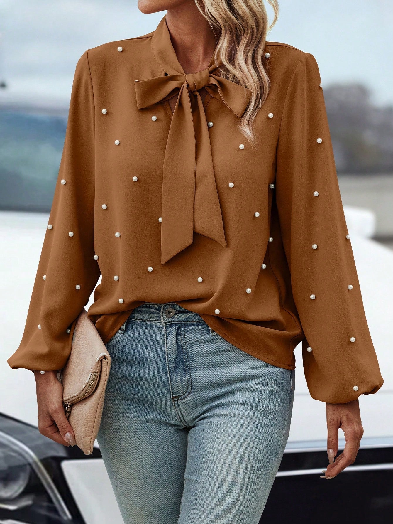 Chloé | Blouse Élégante à Col Noué avec Perles