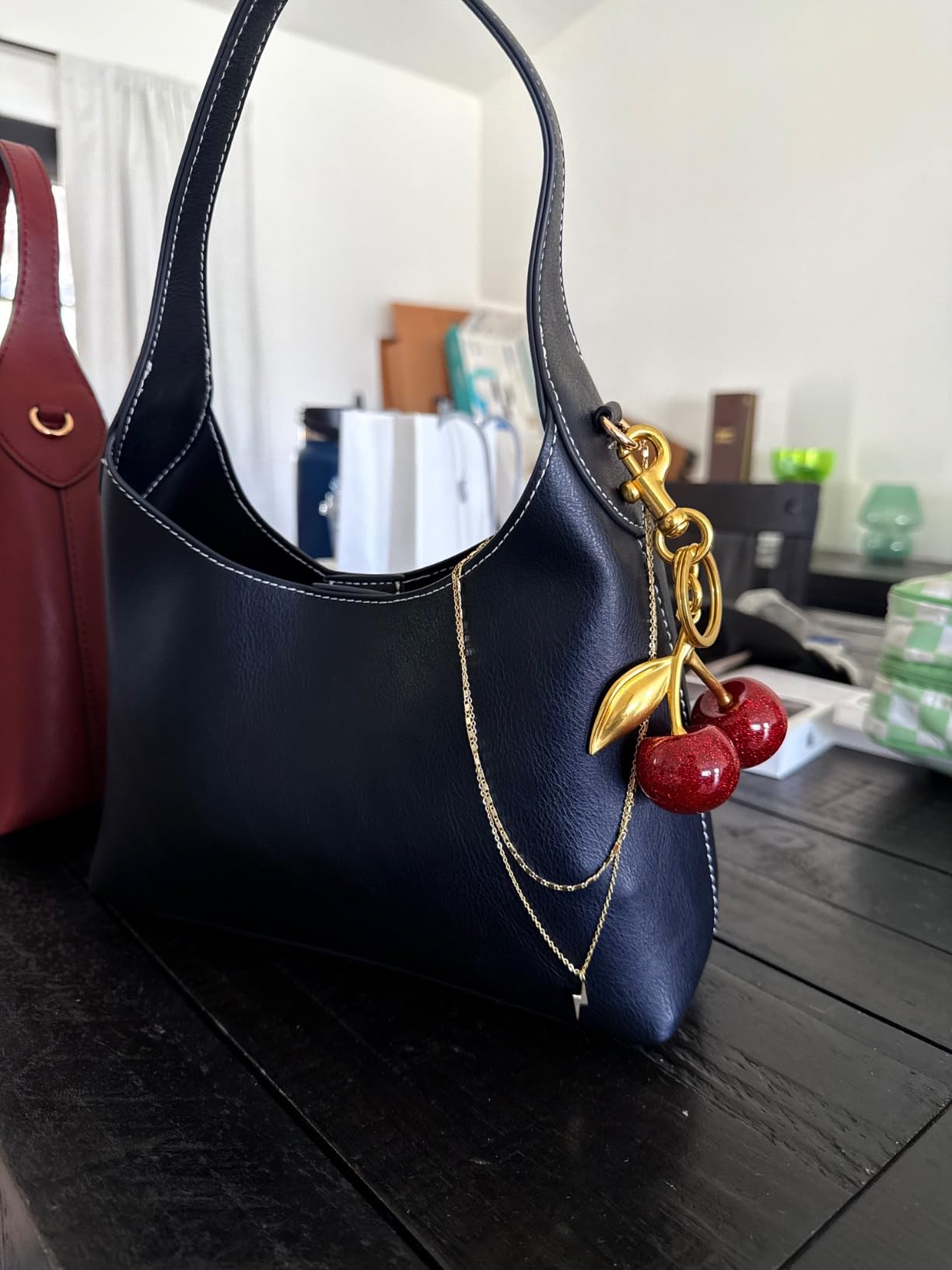 Clotilde | Sac en simili cuir avec charme cerise