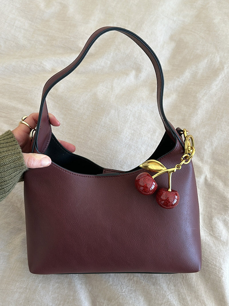 Clotilde | Sac en simili cuir avec charme cerise