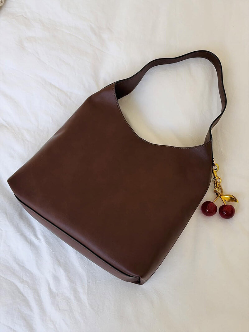 Clotilde | Sac en simili cuir avec charme cerise