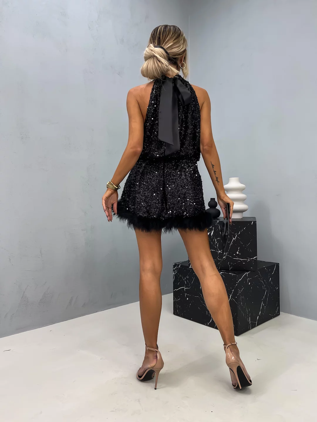 Danielle | Robe Halter en Sequins avec Ourlet en Plumes