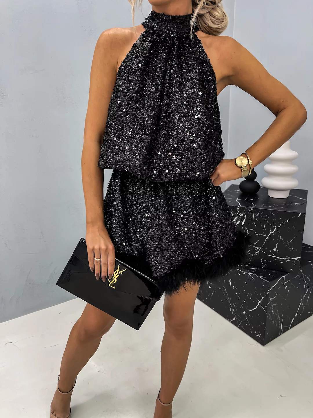 Danielle | Robe Halter en Sequins avec Ourlet en Plumes