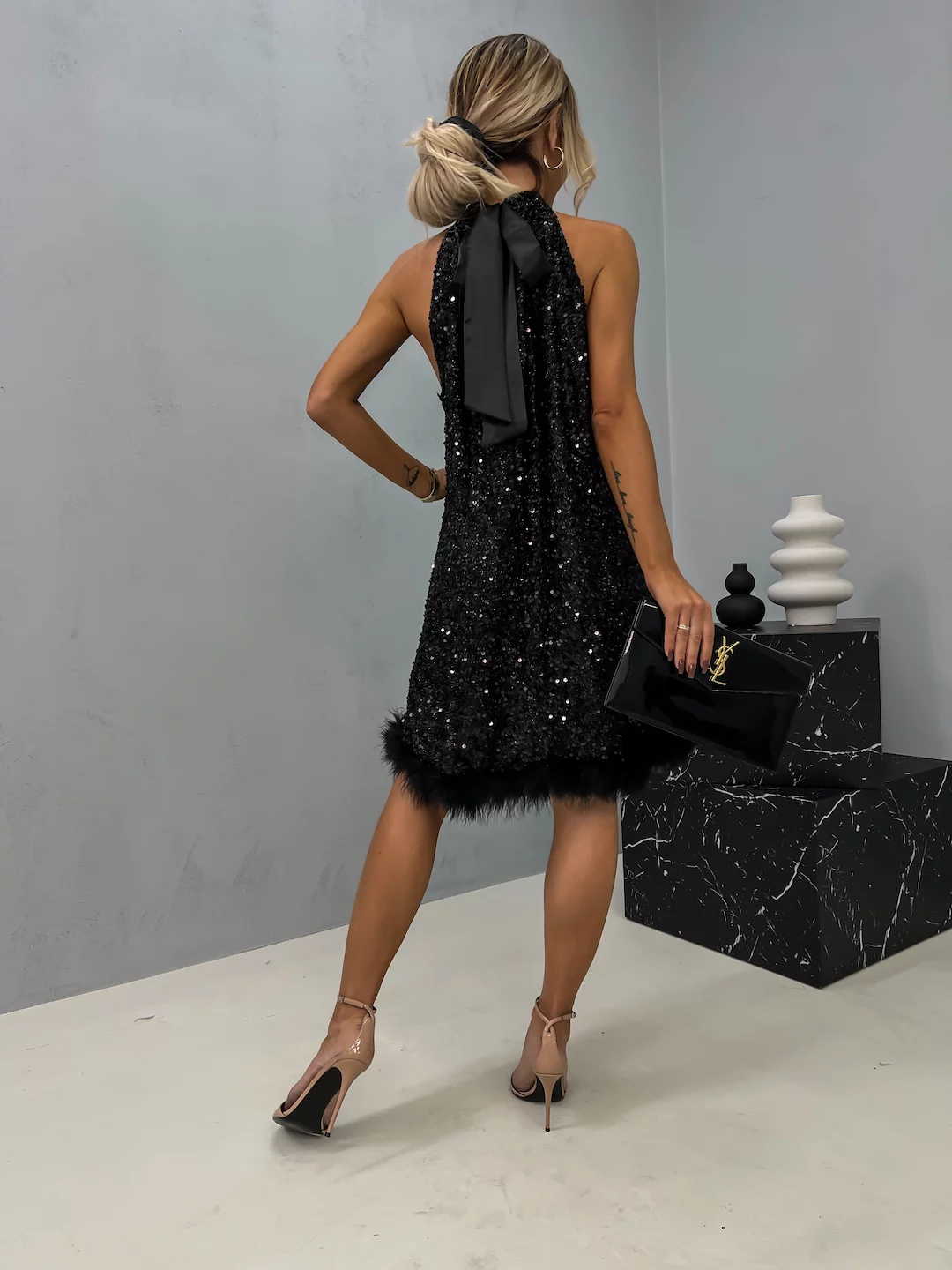 Danielle | Robe Halter en Sequins avec Ourlet en Plumes