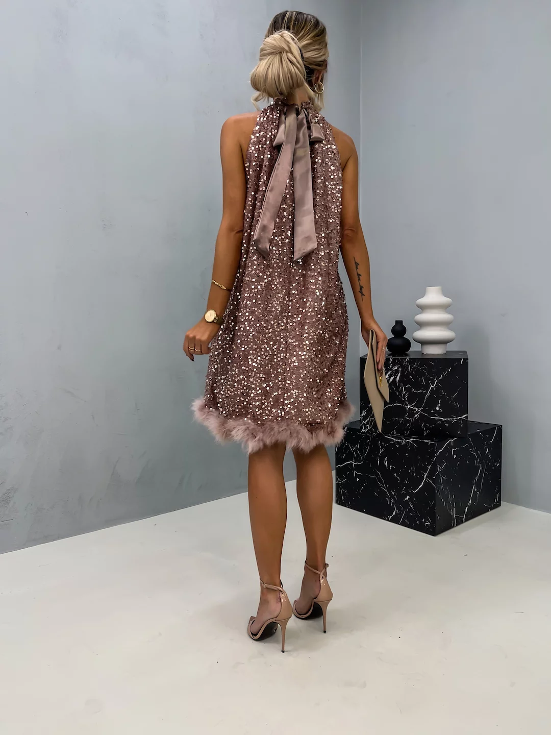 Danielle | Robe Halter en Sequins avec Ourlet en Plumes