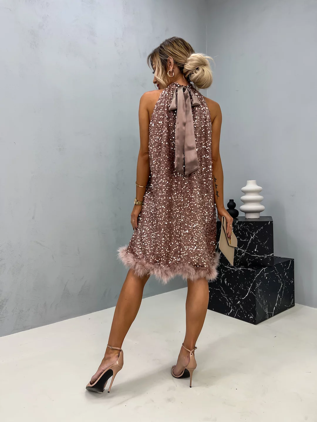 Danielle | Robe Halter en Sequins avec Ourlet en Plumes